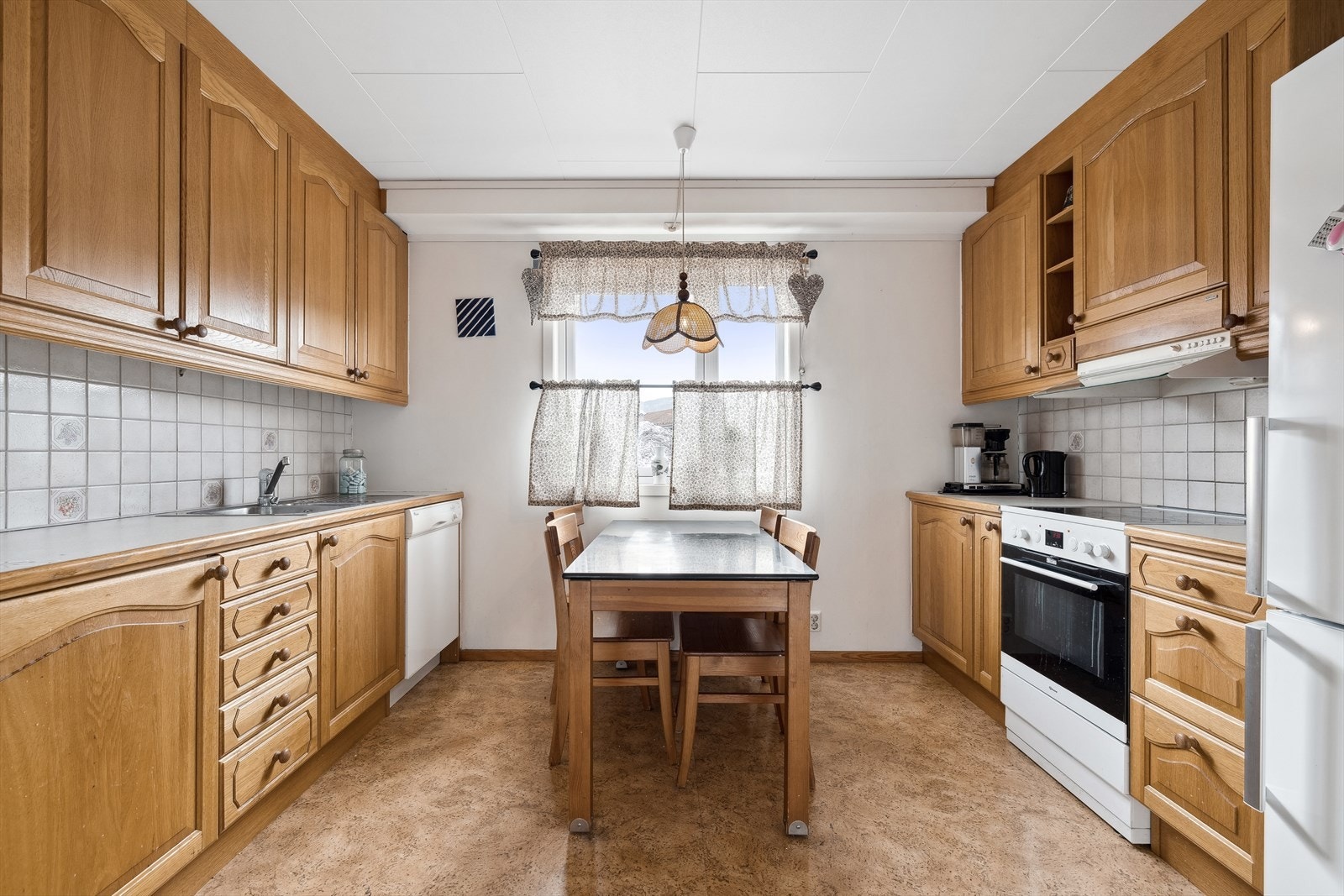 Kjøkkenet har opprinnelig innredning i heltre Galleribilde