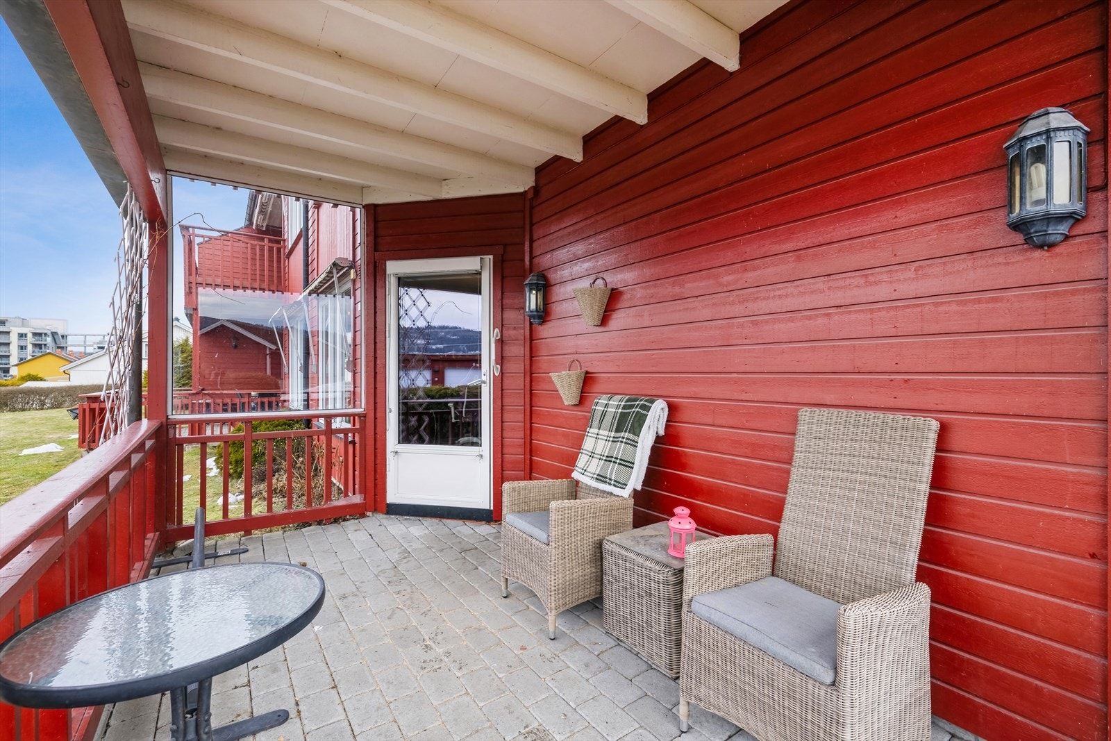 Terrassen har utgang til hage, men hagearbeid er satt bort Galleribilde