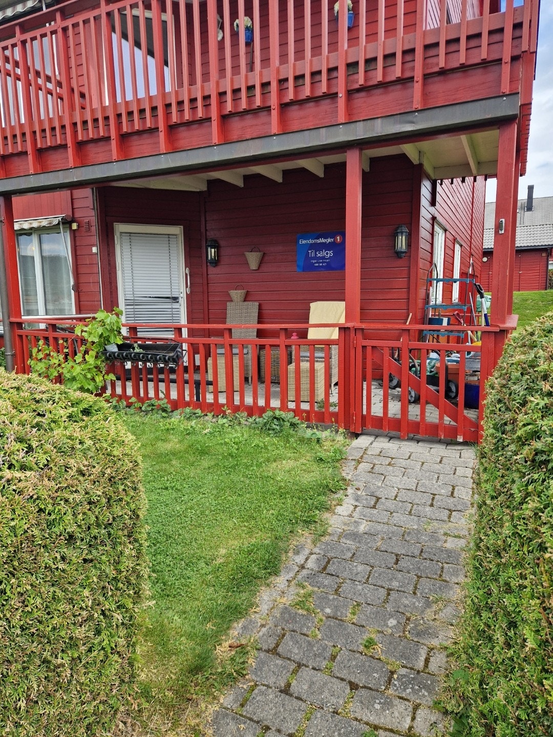 Koselig terrasse med utgang til hage med hekk Galleribilde