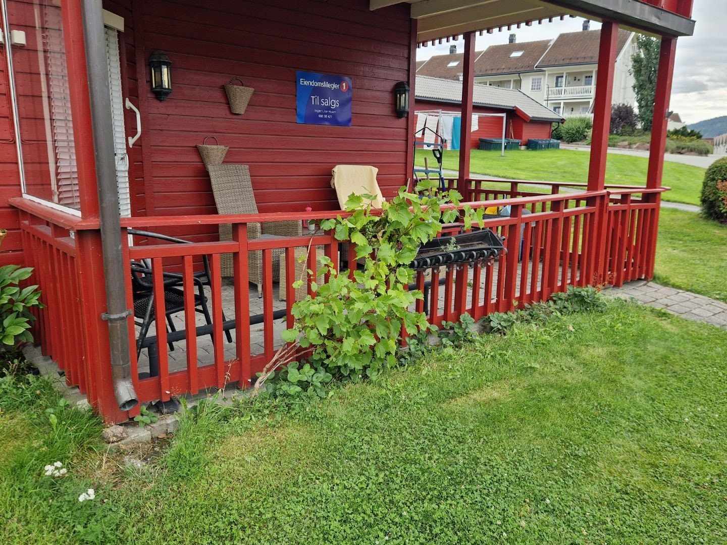 Koselig solrik terrasse -selgers bilde Galleribilde