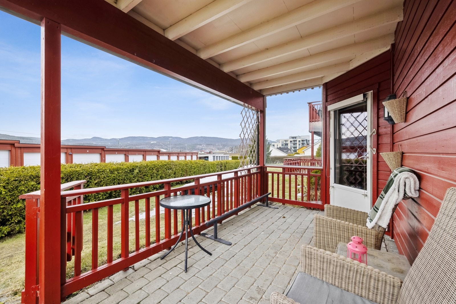 Stor solrik overbygget terrasse Galleribilde