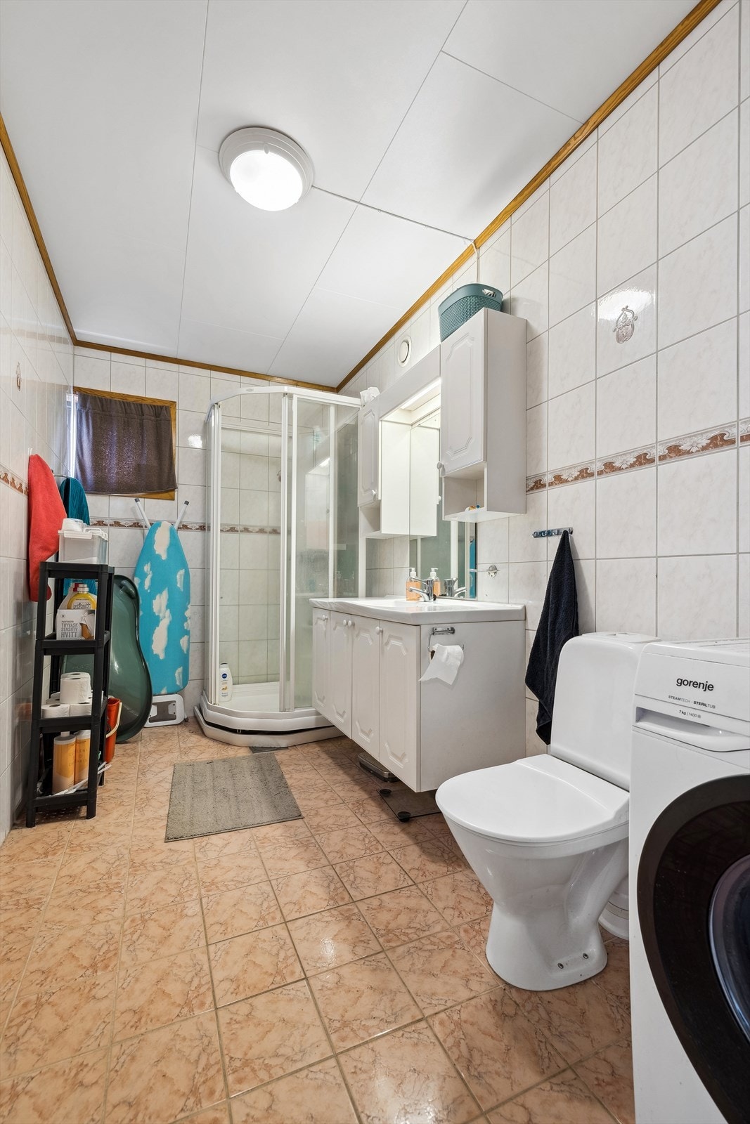 Baderomsinnredning og dusjkabinett Galleribilde