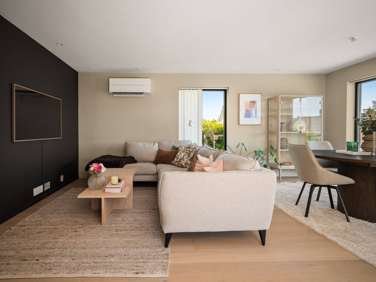 Stuen har både elektrisk gulvvarme og luft-luft varmepumpe. Galleribilde