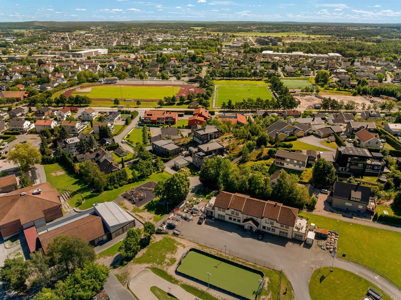 I nærmiljøet eksisterer også et bredt tilbud av fritidsaktiviteter, blant annet på nærliggende Lisleby stadion. Galleribilde