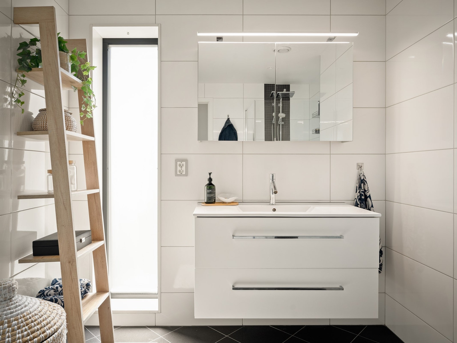 Baderomsmøblene er i samme serie som på badet i første etasje. Like er også flisene på både gulv og vegger. Galleribilde