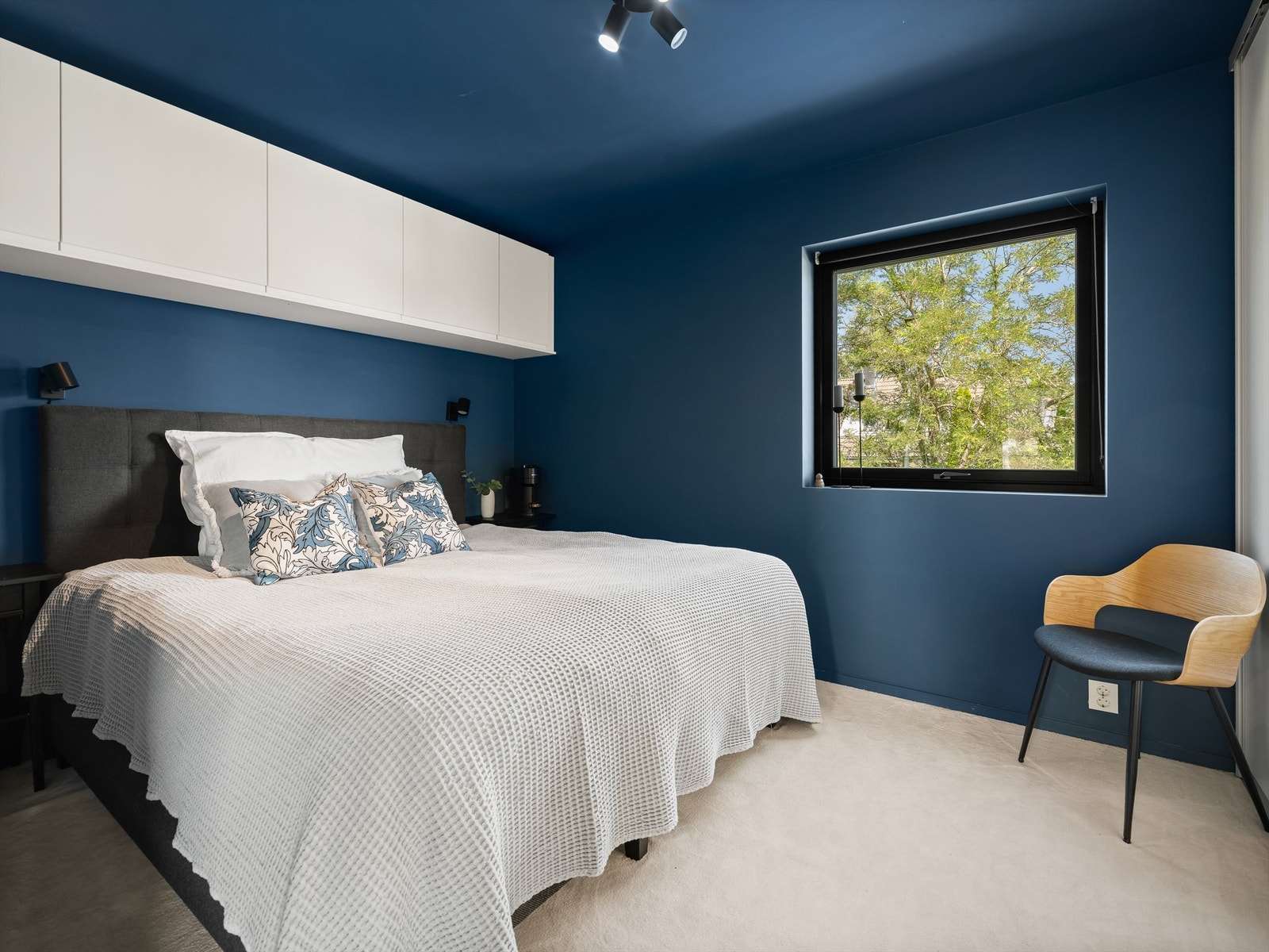 Hovedsoverommet har heldekkende gulvteppe, en overflate som både er akustisk dempende og behagelig å trå på. Galleribilde