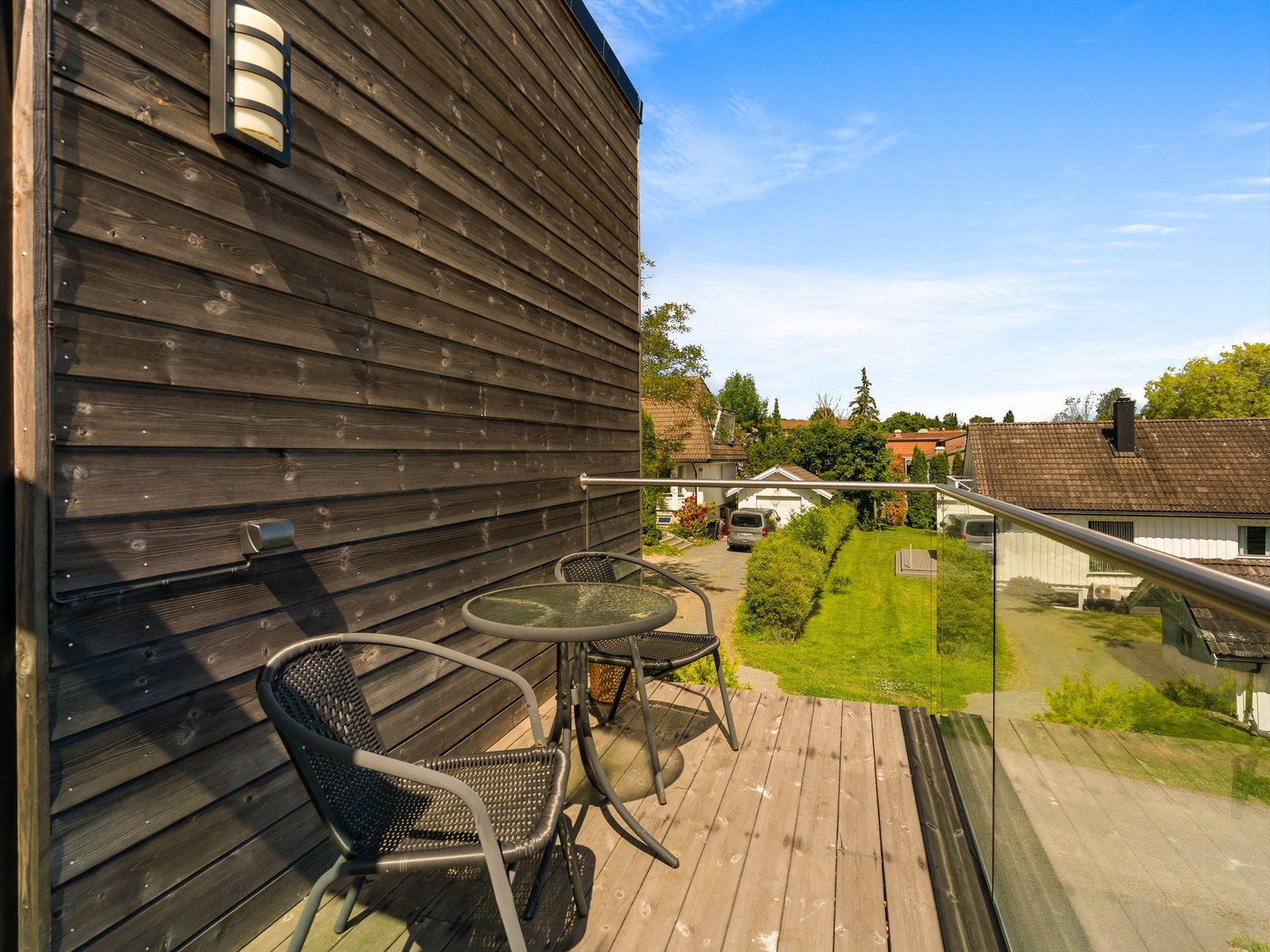 Sommerstid er balkongen solfylt allerede fra tidlig morgen. Galleribilde