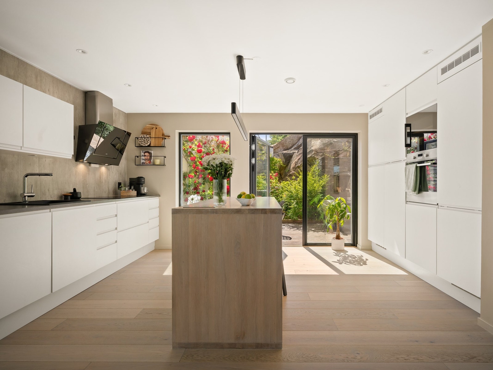 Ut til terrassen er det svært enkelt å ta med mat og forfriskninger - rett fra kjøkkenet. Galleribilde