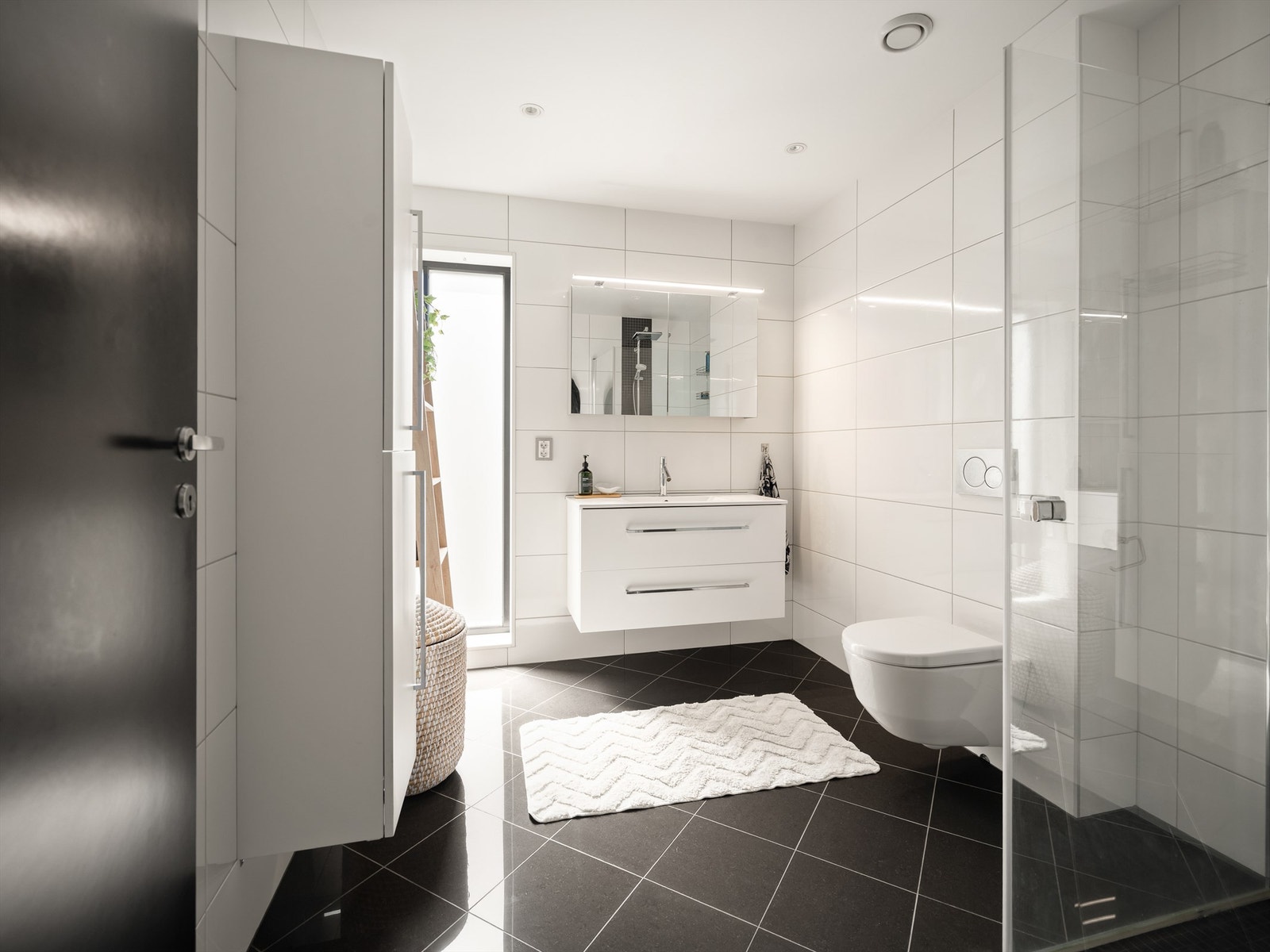 Fra soverommene er det enkel tilgang til etasjens romslige bad på ca. 7 kvm. Galleribilde