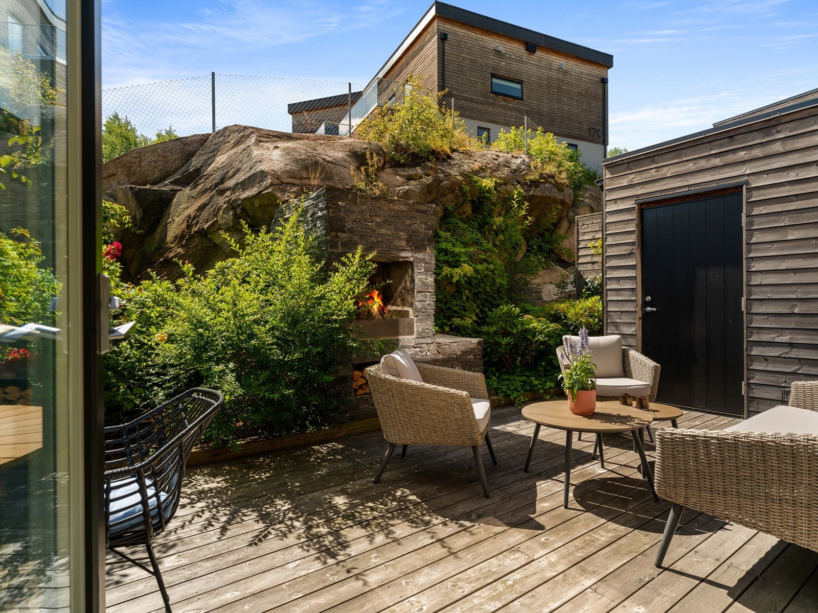 Terrassen er skjermet og lun - perfekt for solbading og måltider under åpen himmel. Galleribilde