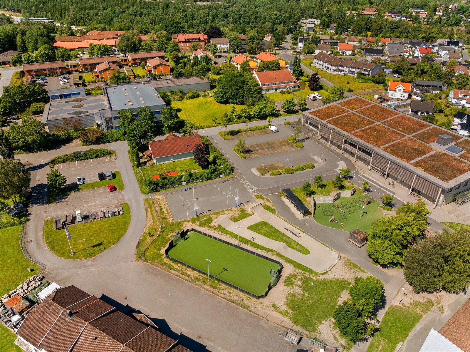 Skolegården er oppgradert i senere år og representerer et aktivitetstilbud også utenom skoletiden. Galleribilde