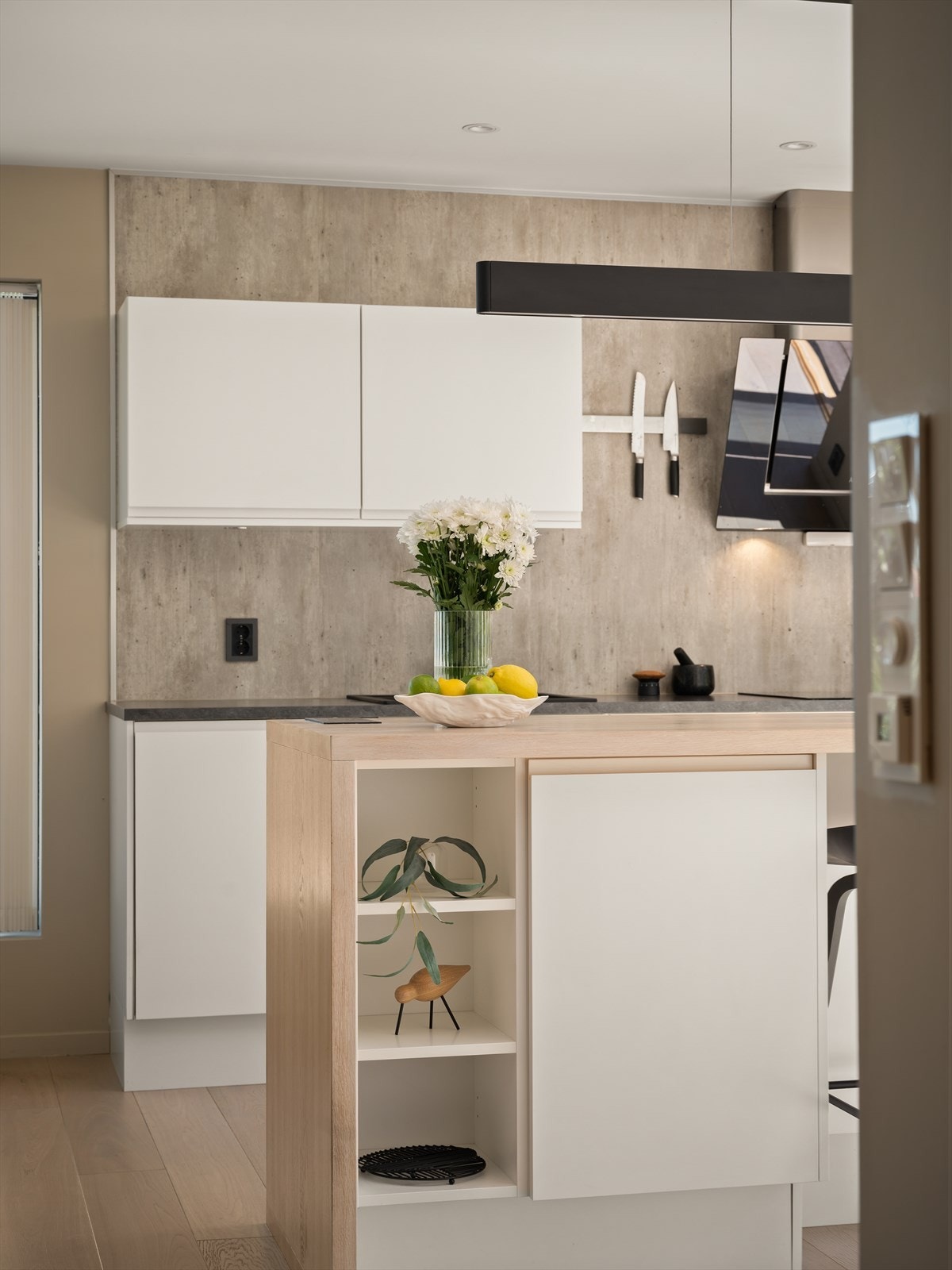 Betjeningspanel for så vel gulvvarme som belysning er plassert sentralt i rommet. Galleribilde