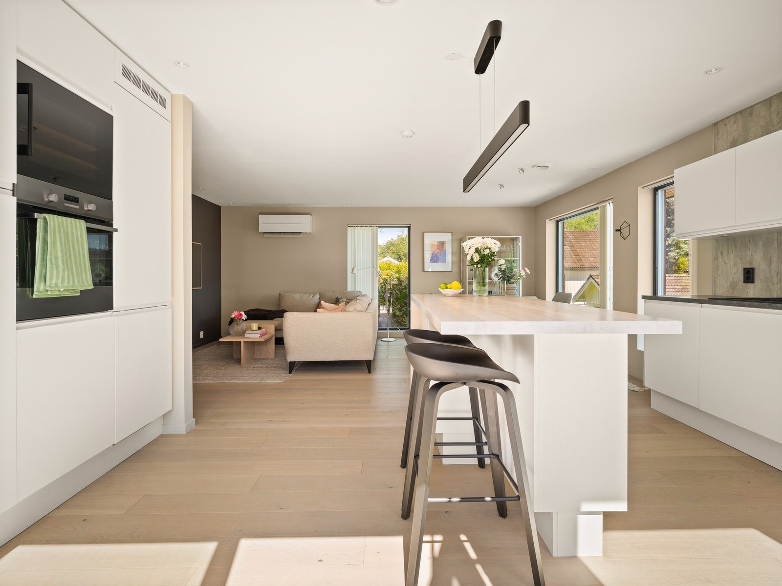 Kjøkkenøyens benkeplate er i massivt heltre og en langstrakt arbeidsflate kombinert som barløsning. Galleribilde