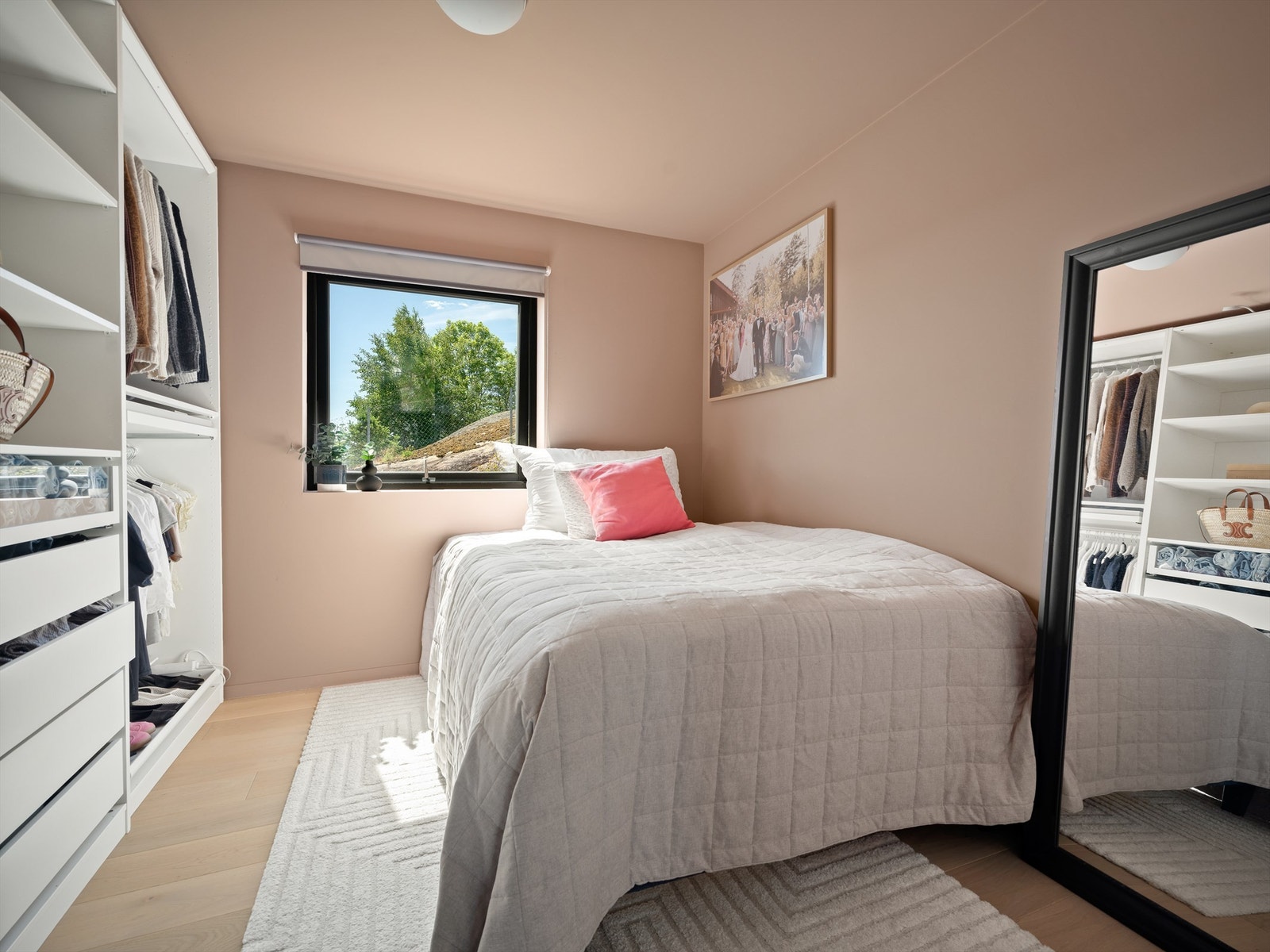 Soverommenes vegger og himling er malt tidsaktuelt i lik farge. Galleribilde