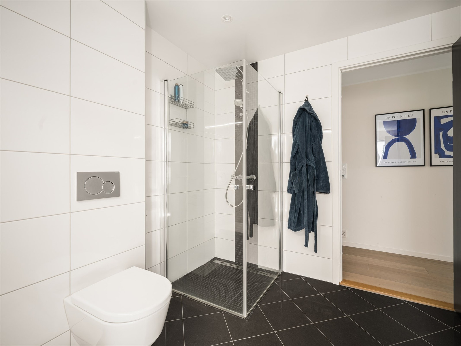 Begge bad inneholder dusjhjørne, utstyrt med både hånd- og regndusj. Galleribilde