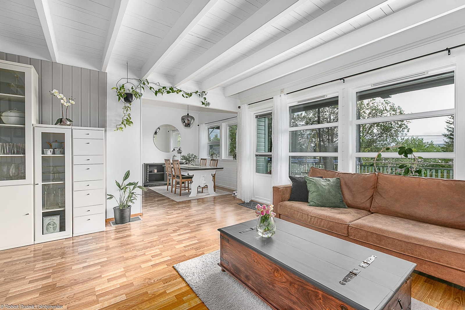 Stor og lys stue med rikelige vindusflater og utgang til solrik veranda. Galleribilde