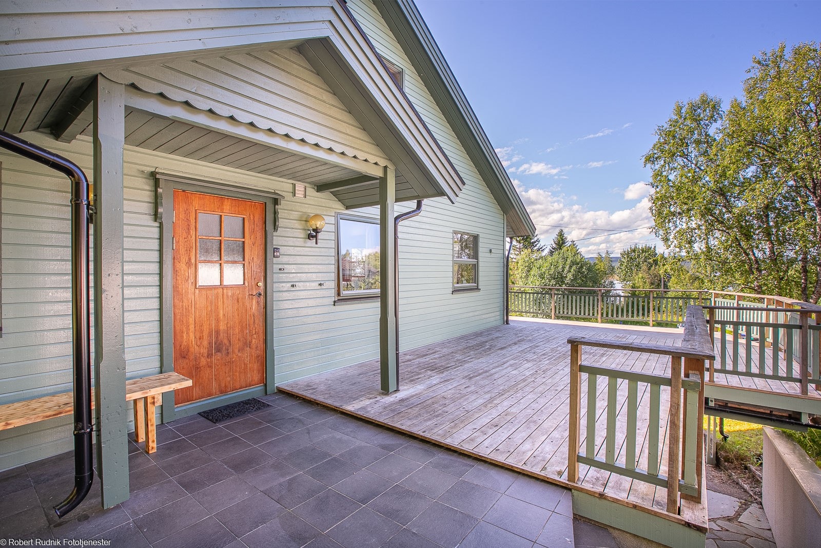 Også utleiedelen har uteplass for finværsdagene. Galleribilde