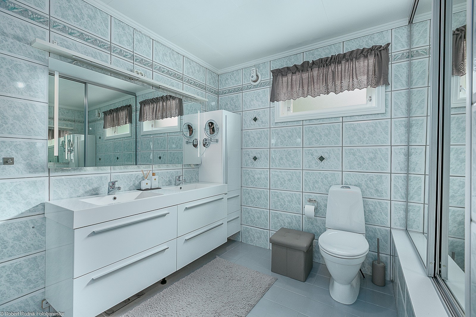 Flislagt bad med dobbel vask. Galleribilde