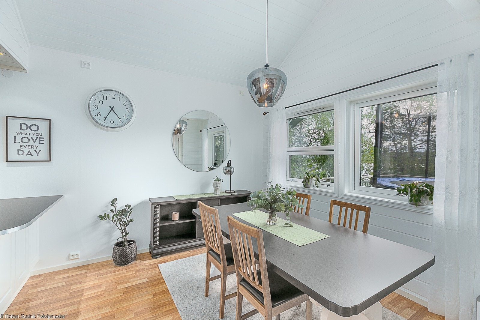 Like ved kjøkkenet er det plass til spisegruppe som rommer hele storfamilien. Galleribilde