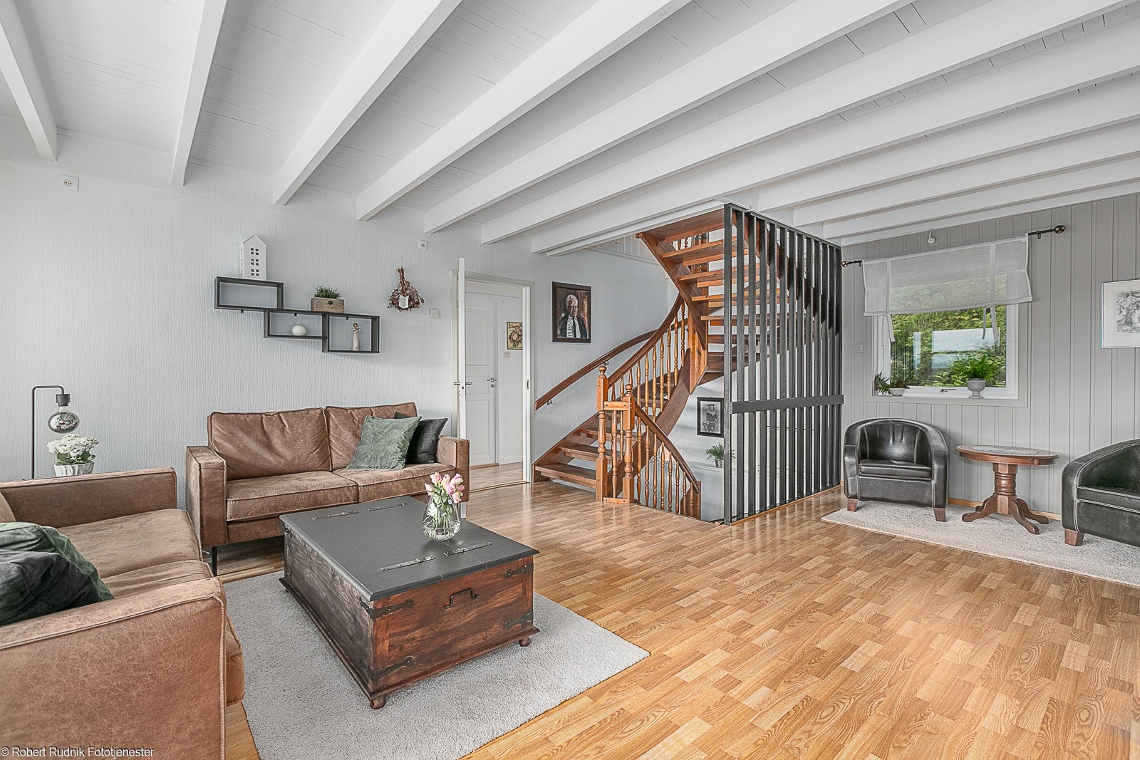 Stuen byr på gode muligheter for møblering etter eget ønske. Galleribilde