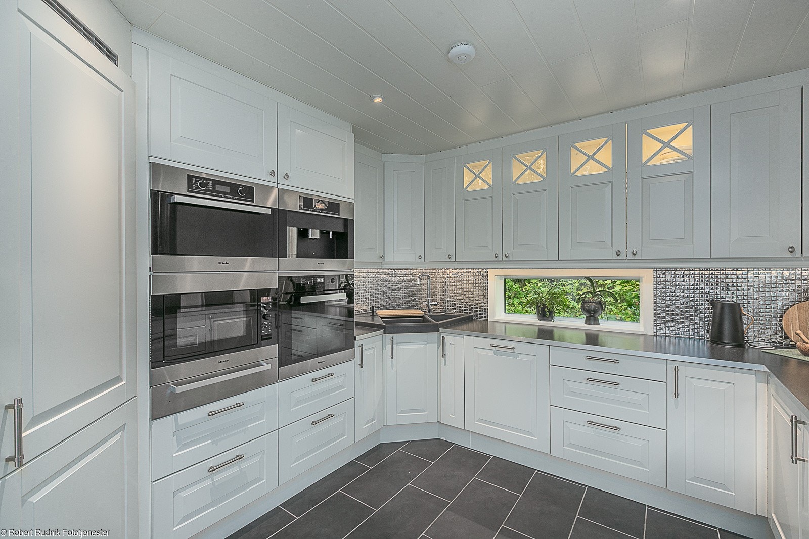 Pent og påkostet kjøkken med integrerte hvitevarer, Grohe blue filtreringsanlegg og avfallskvern. Galleribilde