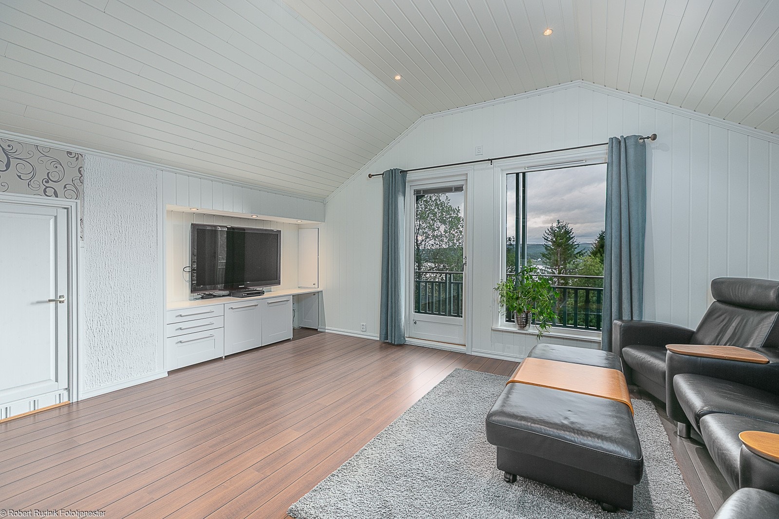 Loftsetasjen har stue og utgang til overbygd og solrik veranda. Galleribilde