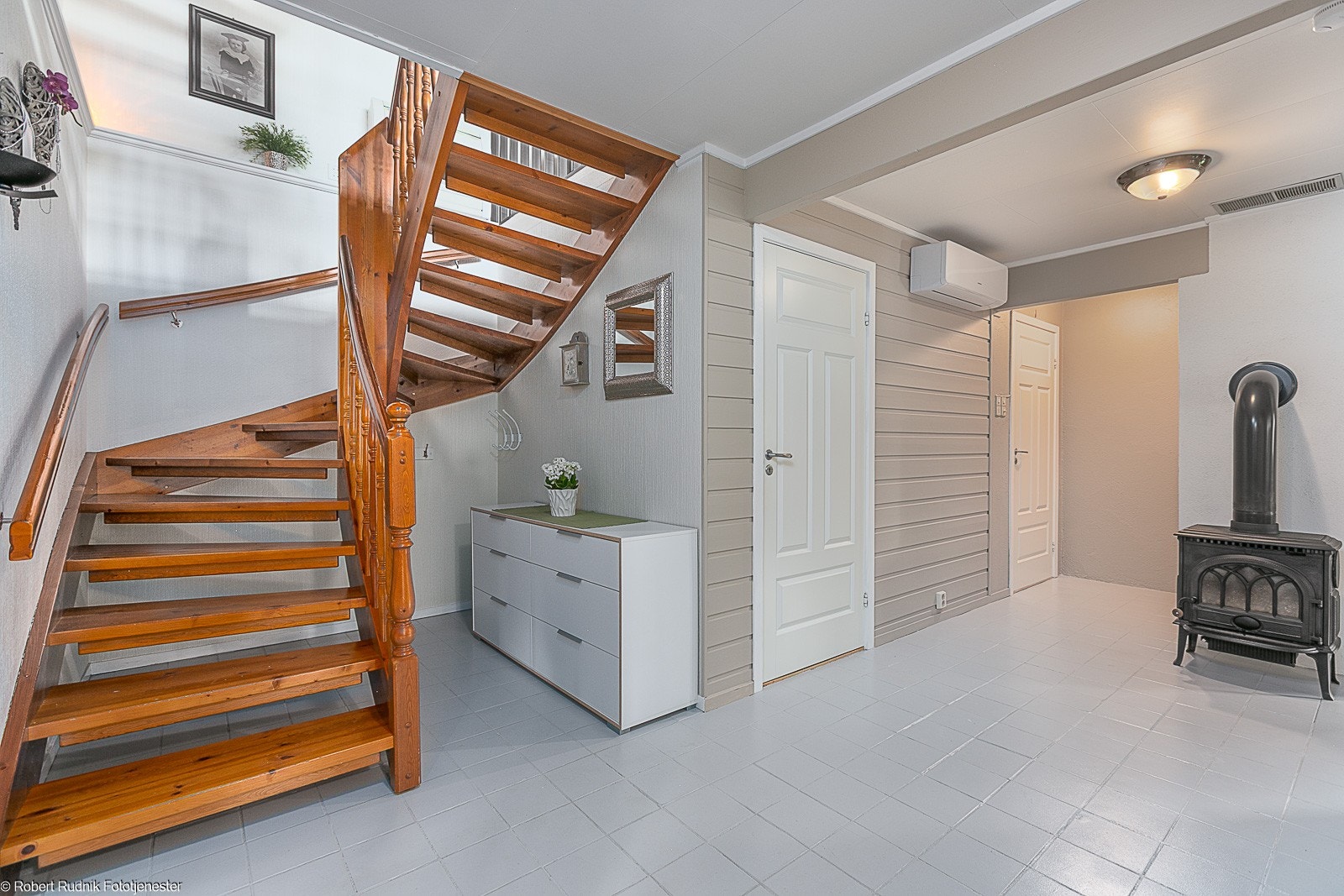 I gangen er det både varmepumpe og vedfyring. Galleribilde