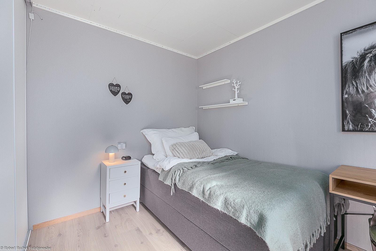 Rom i bakkant av toalett. Galleribilde