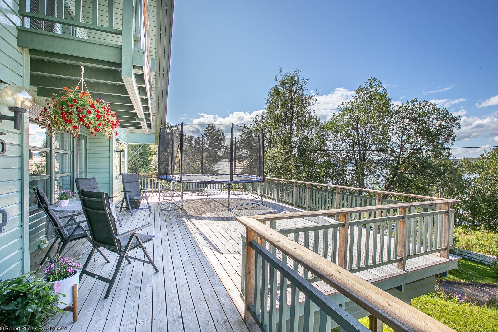 Verandaen fungerer fint som forlengelse av stuen på fine dager. Galleribilde