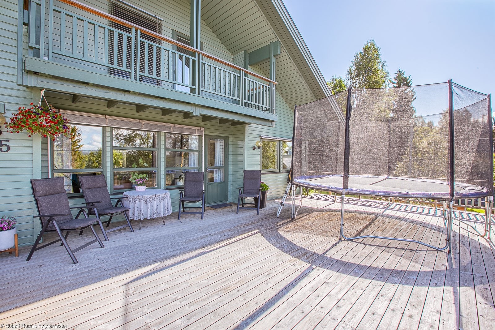 Stor veranda med gode møbleringsmuligheter. Galleribilde