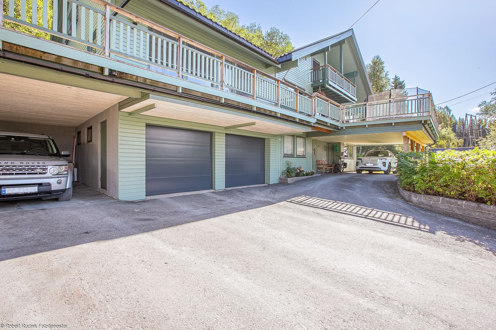 Biloppstillingsplass i dobbelgarasje og to carporter. Galleribilde