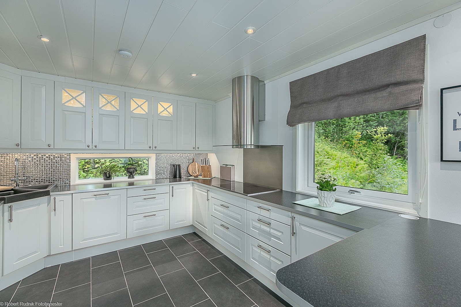 Kjøkkenet byr på rikelig med benkeplass for den i familien som liker å lage mat. Galleribilde