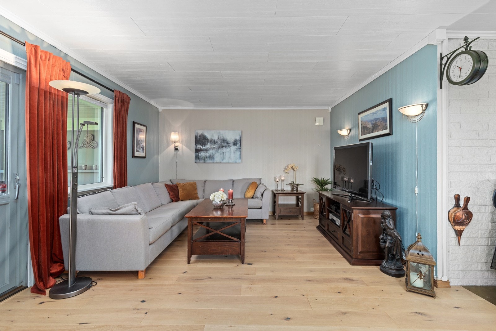 Sofakroken, delvis skjermet fra spisestuen. Galleribilde