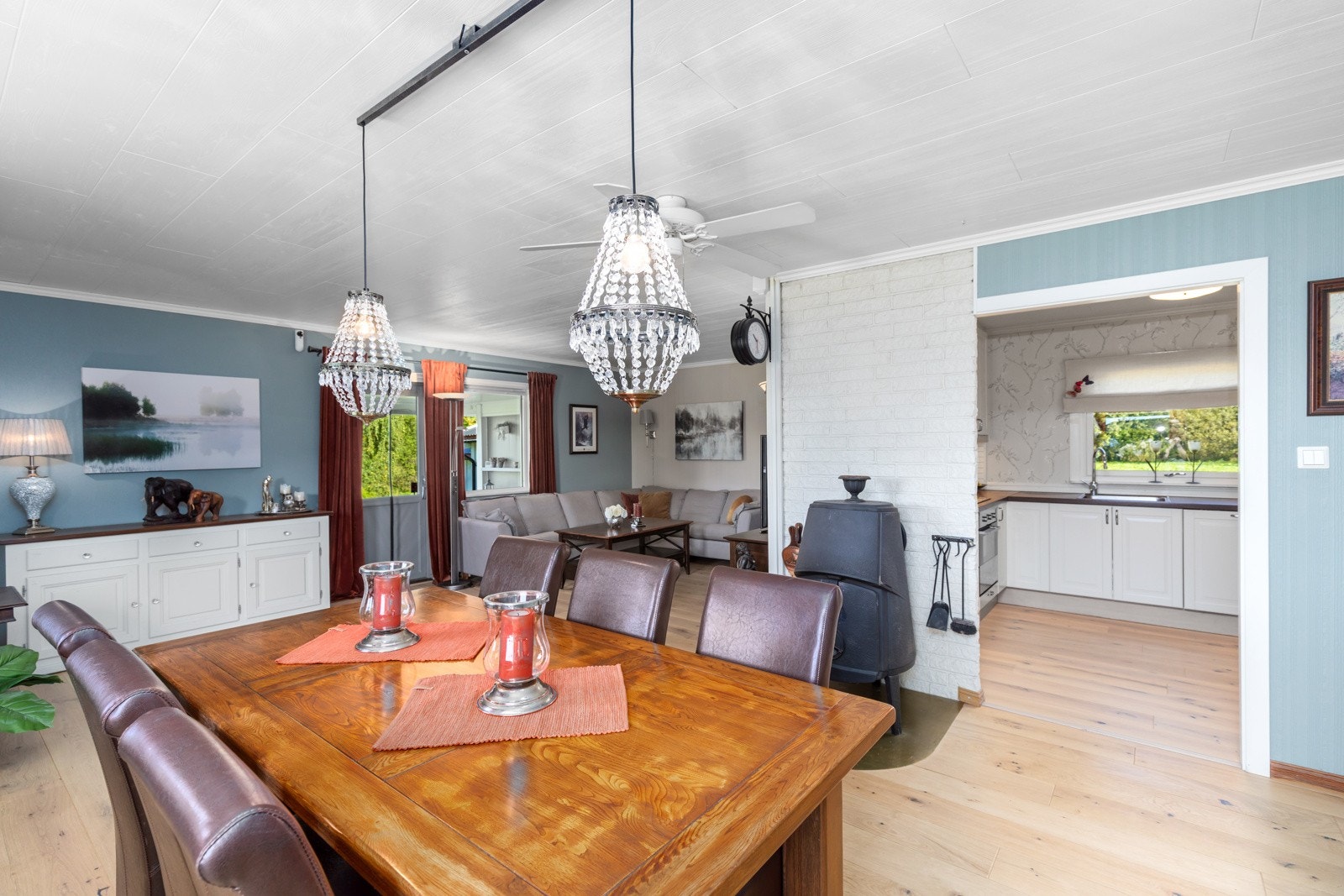 Spisestue med kjøkken og sofakrok i bakkant. Galleribilde