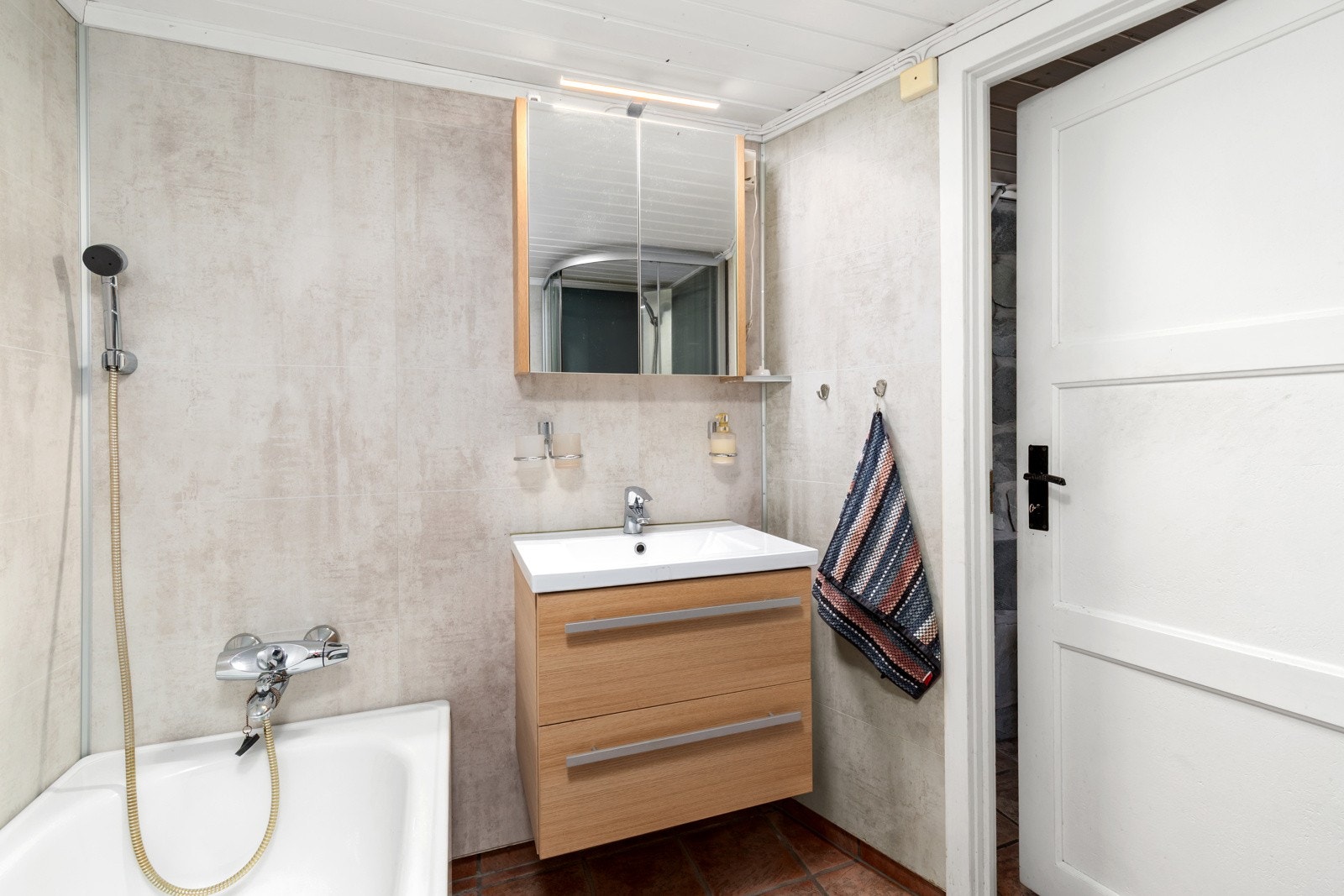 Bad i kjeller. Deler av vaskerom og brenselsrom. Galleribilde