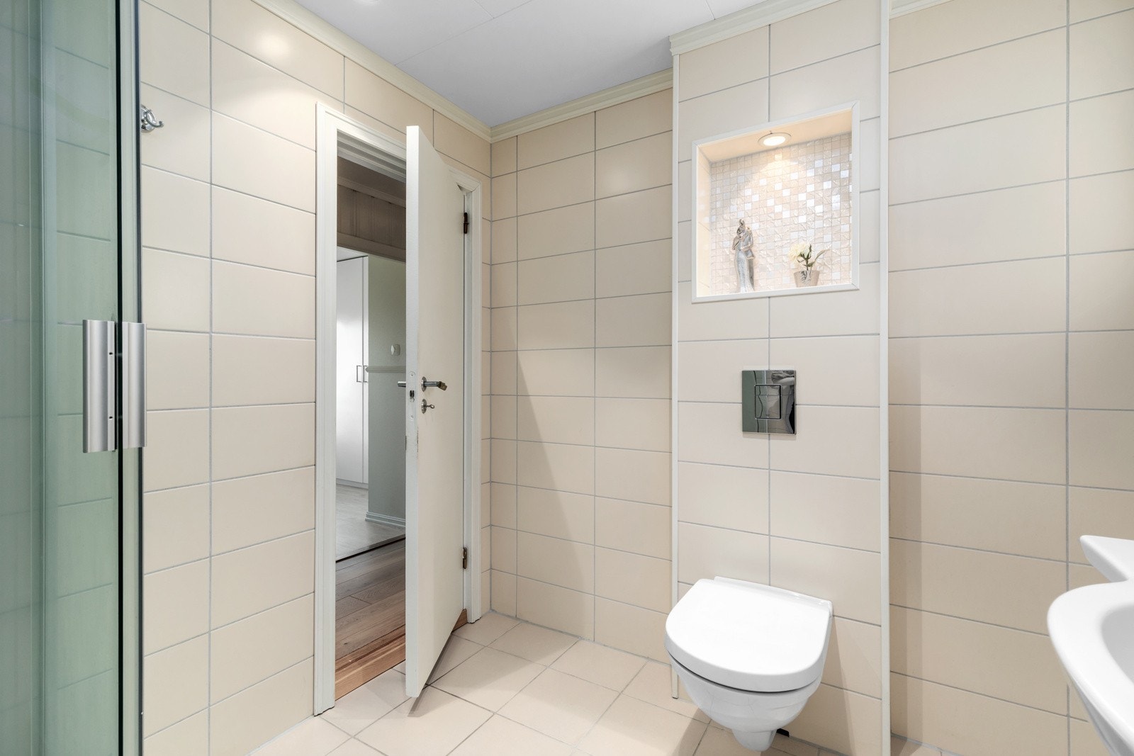 Bad med wegghengt wc. Galleribilde