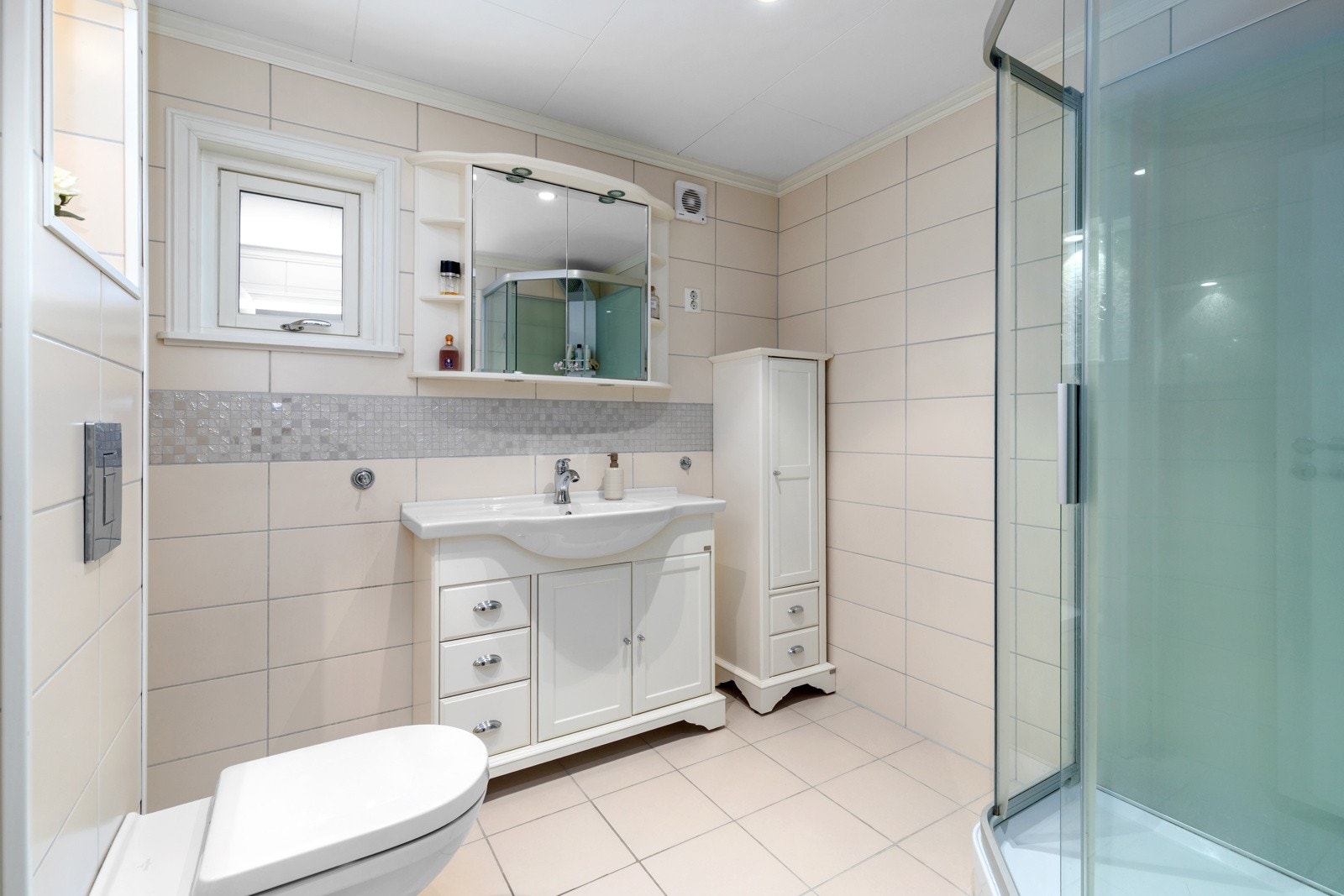 Pent flislagt bad. Galleribilde