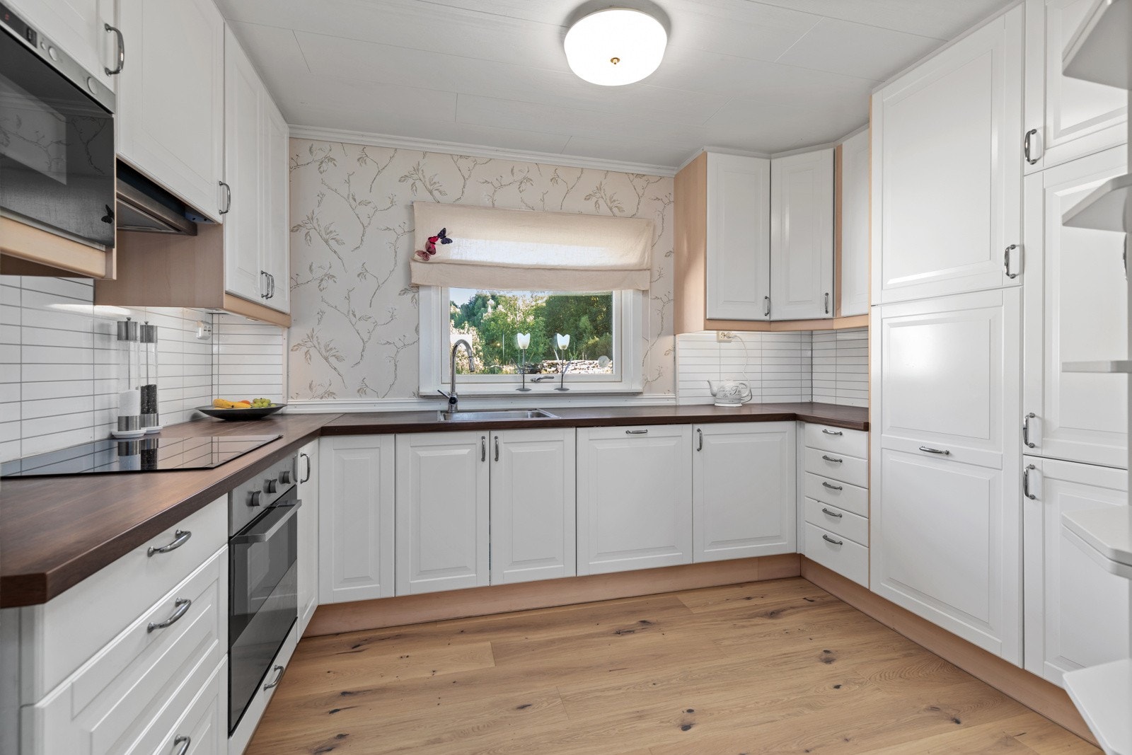 Kjøkkenet har godt med skap- og benkeplass. Galleribilde