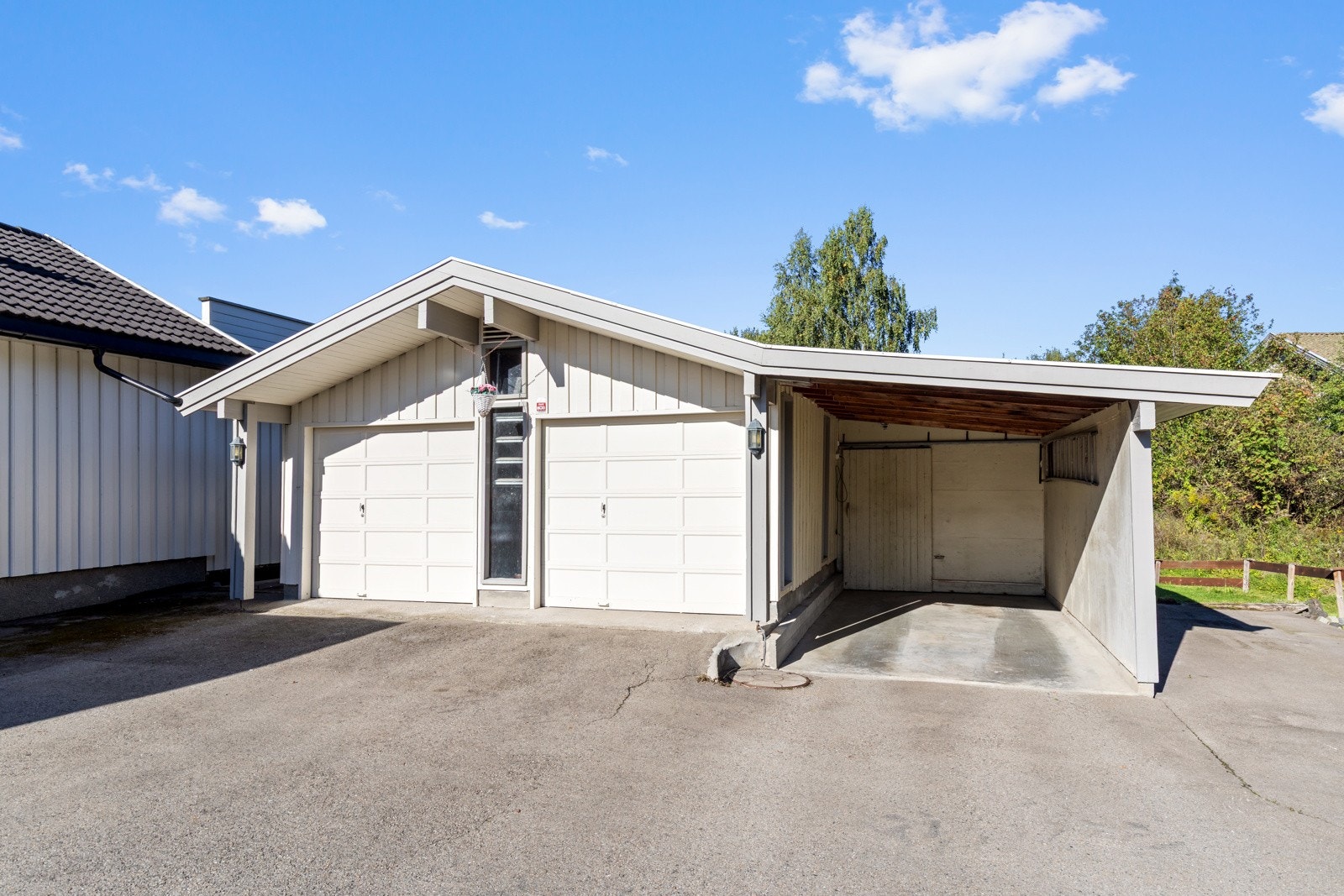 Dobbelgarasje med carport . Galleribilde