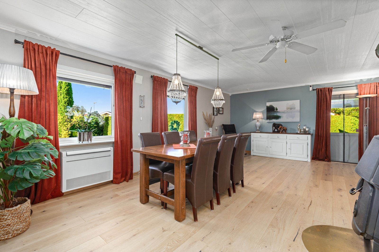 Det er god plass til spisestue og plass til mange gjester. Galleribilde