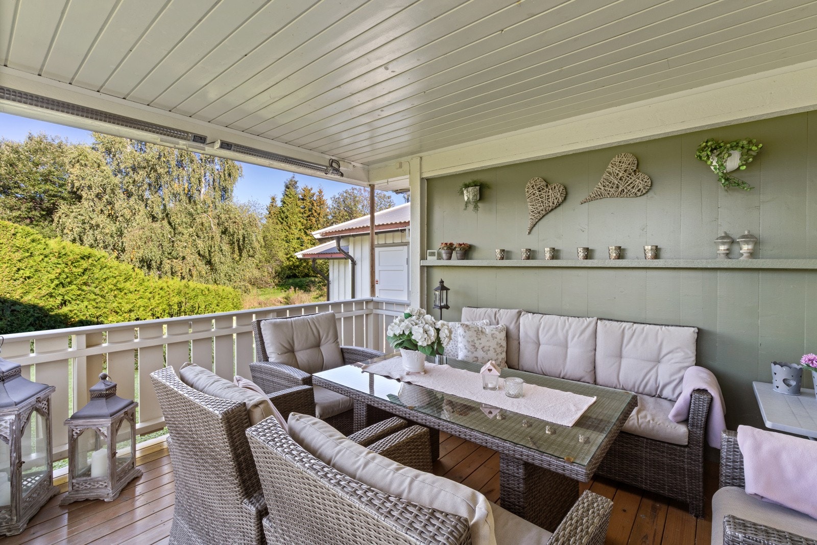 Fra stuen er det utgang til koselig uteplass. Galleribilde