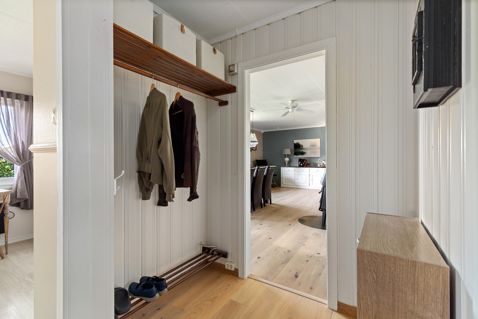 Gang med garderobe. Galleribilde