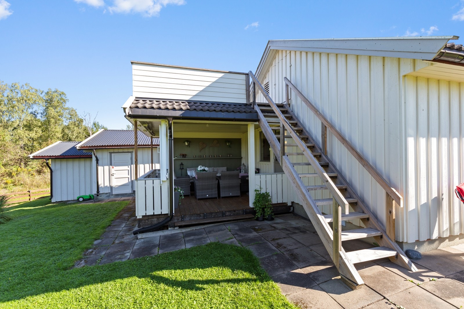 Ute kan man gå opp til takterrasse. Galleribilde