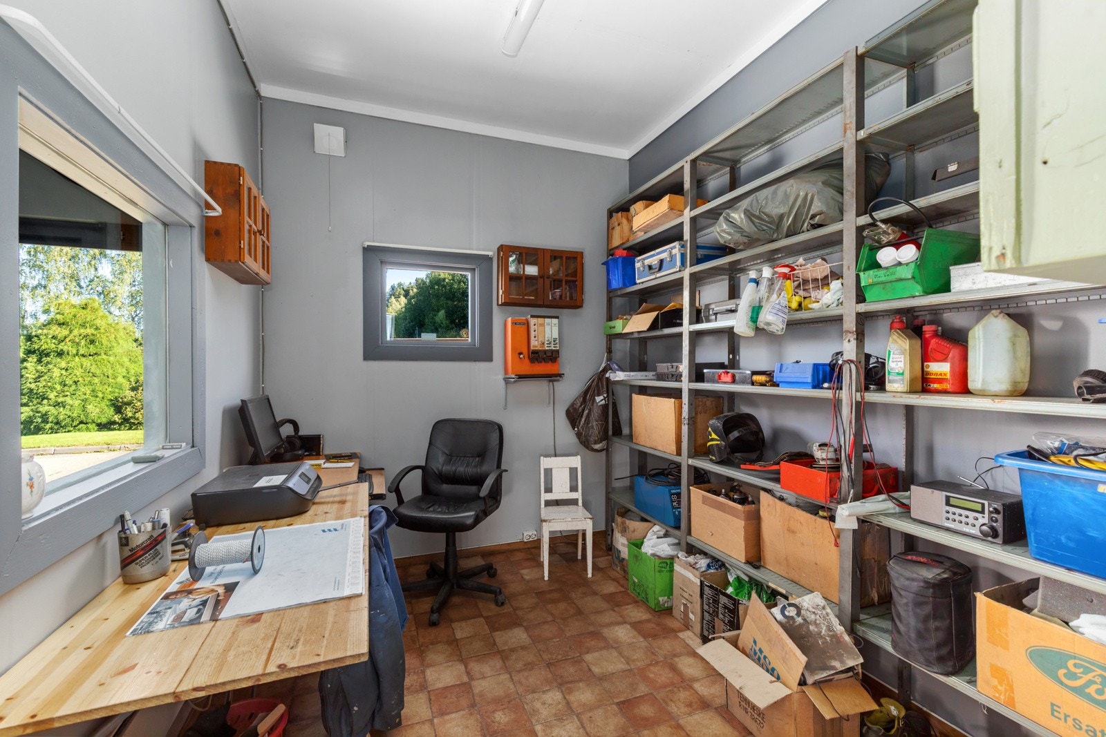 Arbeidsbenk i eget rom i garasjen. Galleribilde