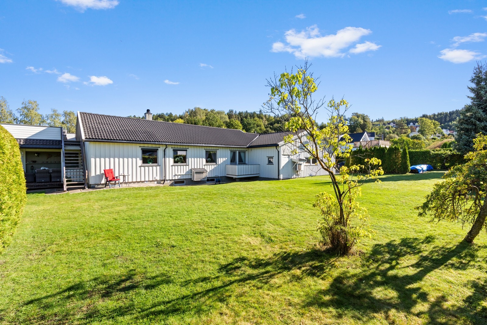 Stor hage som innbyr til lek og moro. Galleribilde