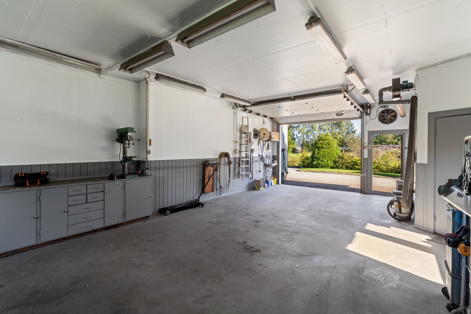 Garasje med god plass for den bilinteresserte. Galleribilde