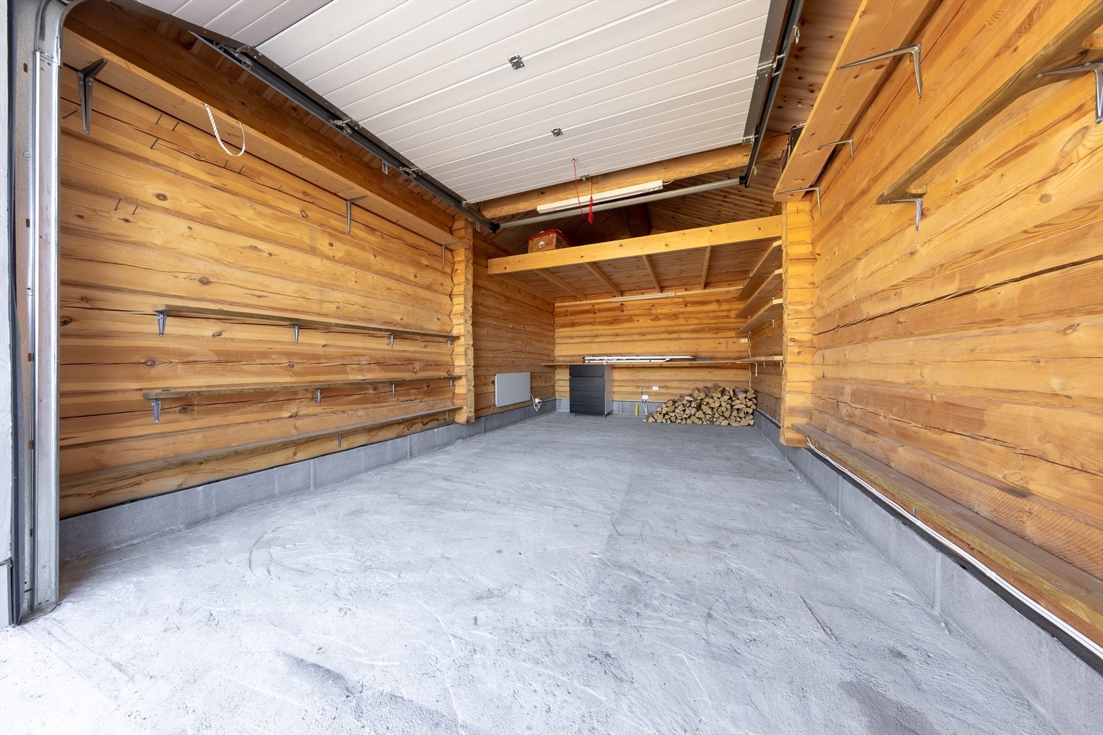 Praktisk garasje med port Galleribilde