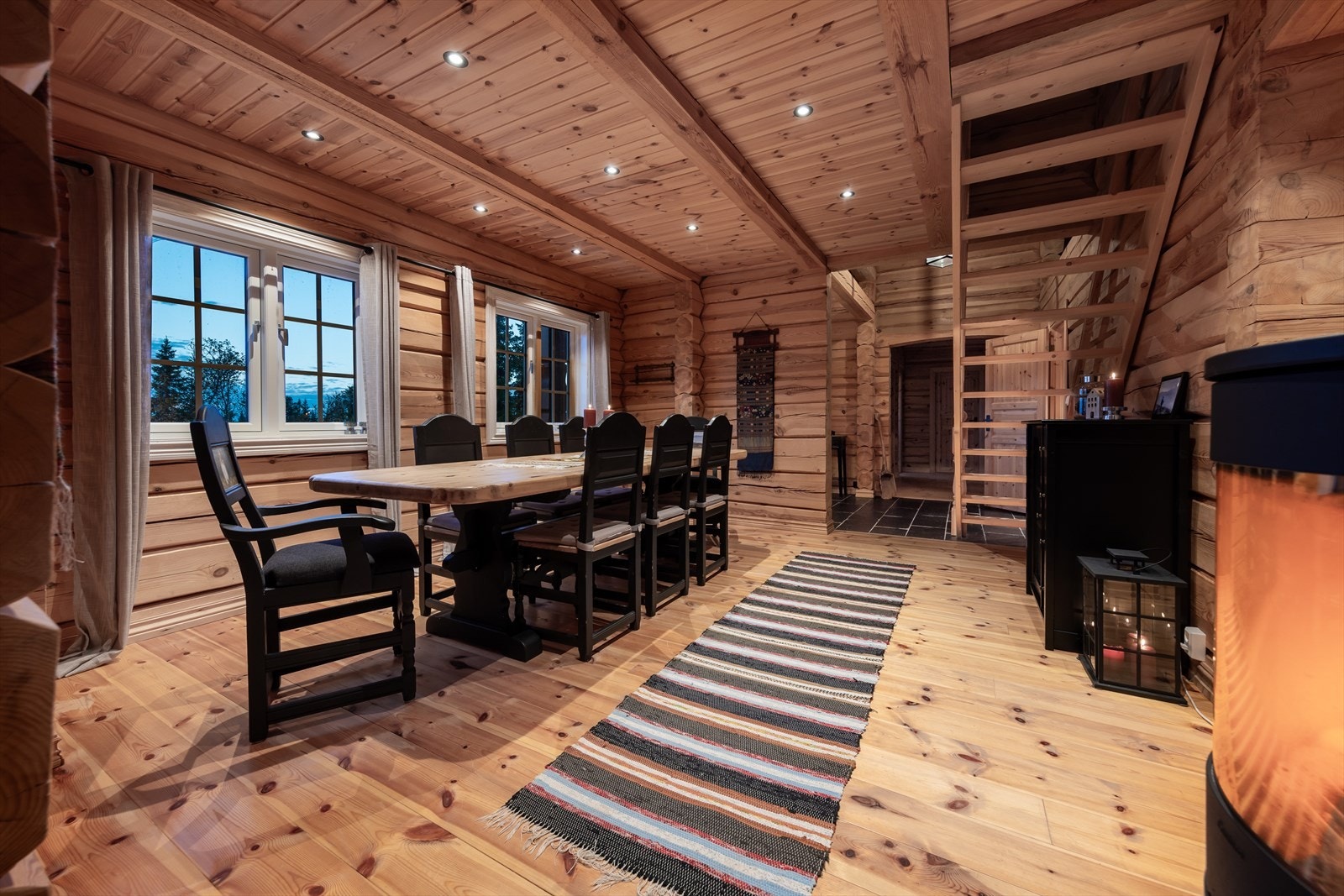 Stor spisestue med direkte tilknytning til kjøkkenet. Her kan man nyte utsikten mot Nordfjella Galleribilde