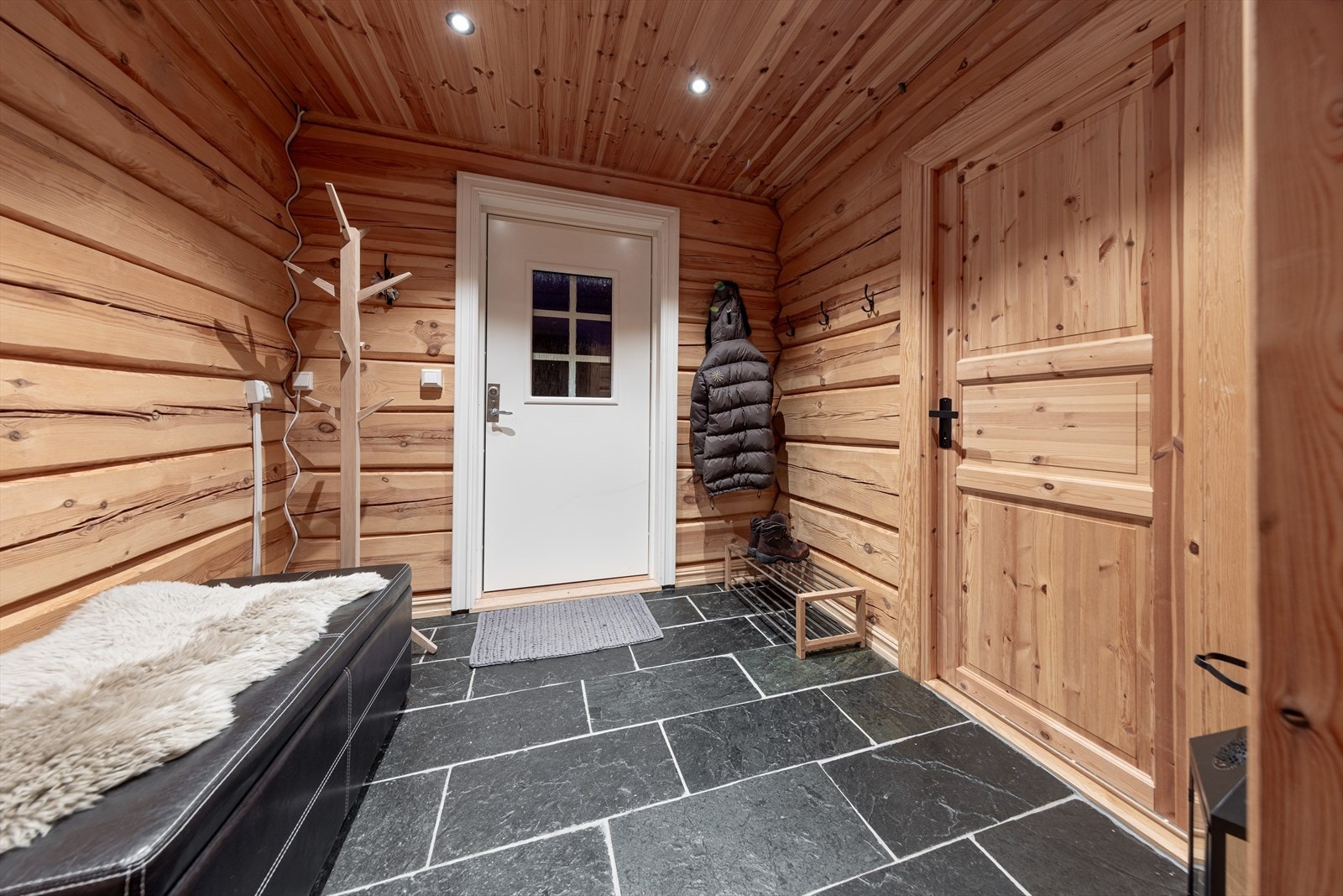 Velkommen inn. Flislagt entré Galleribilde