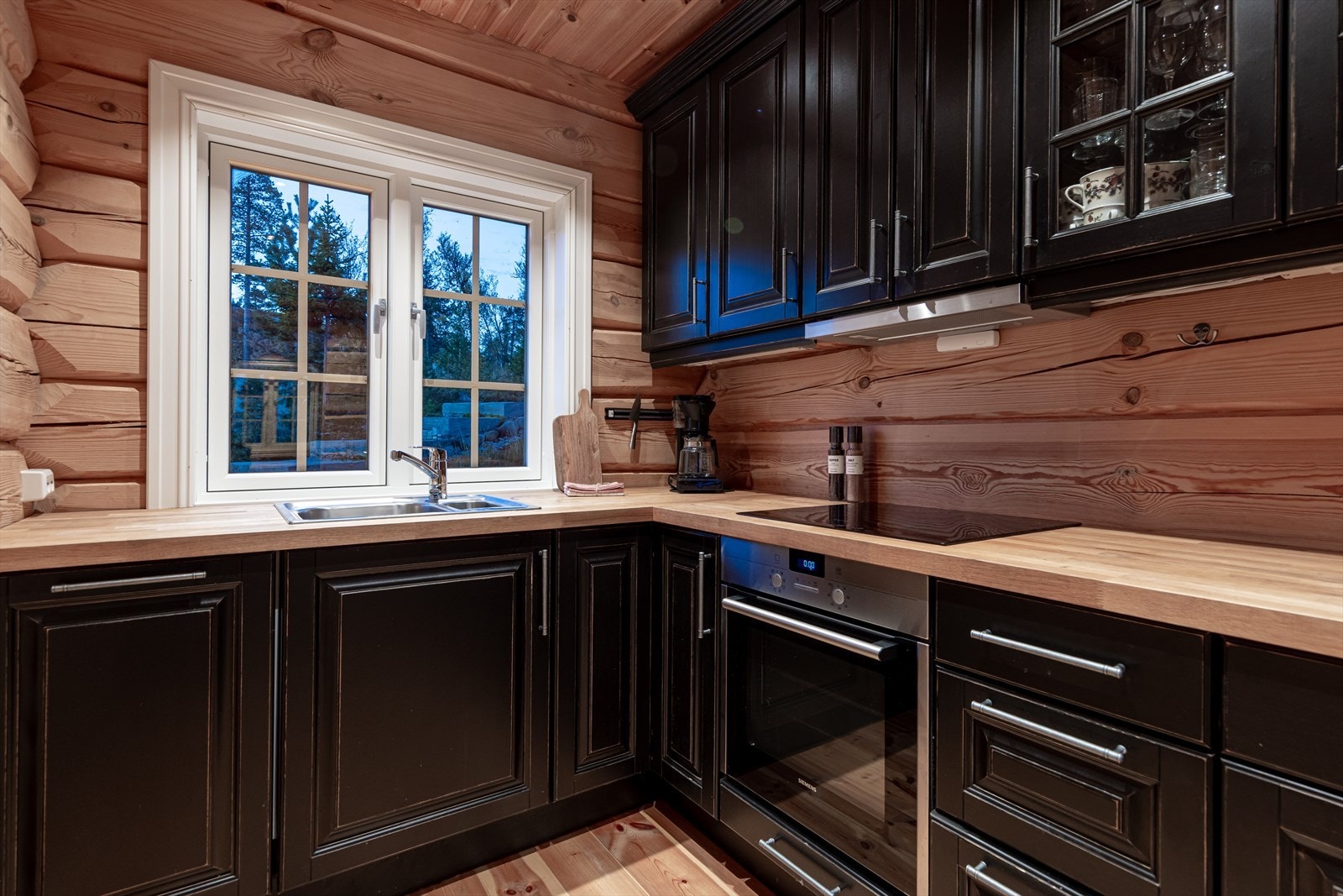 Kjøkken med integrerte hvitevarer som medfølger Galleribilde